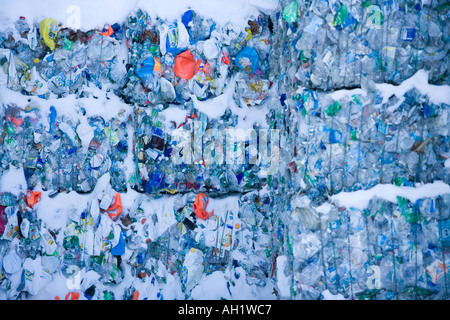 Recyclage des matières plastiques aplatie et couverte de neige concassée Banque D'Images