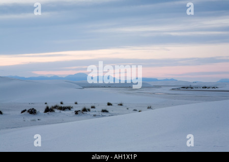 Les champs de dunes de gypse de White Sands National Monument dans le Nouveau Mexique, soutenu par les montagnes San Andrés Banque D'Images