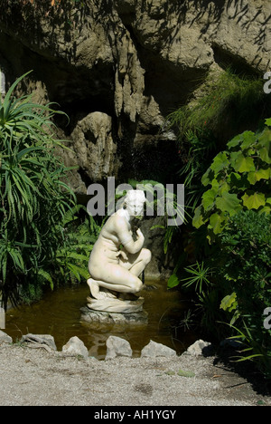 Une statue d'une nymphe dans une piscine dans le jardin de la Villa Rothschild, près de Nice, sur la Côte d'Azur, France Banque D'Images