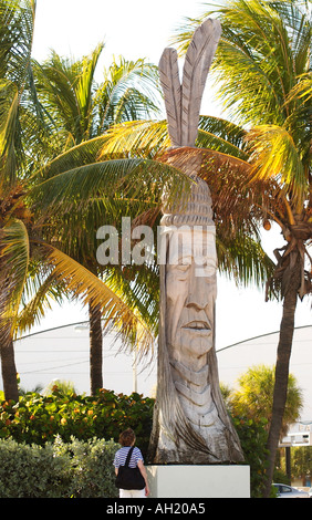 Regarde touristique indien géant Sculpture en bois dans la région de Ft Lauderdale Florida USA Banque D'Images