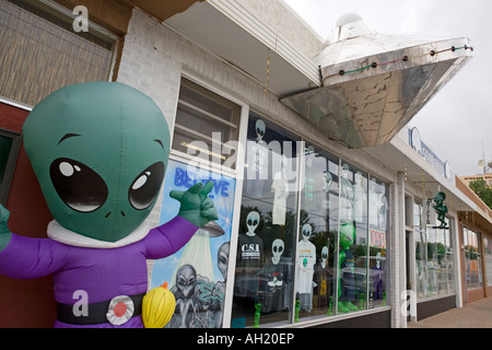 D'un étranger hors d'un magasin de souvenirs à Roswell au Nouveau Mexique où le célèbre soucoupe volante s'est écrasé en 1958 Banque D'Images