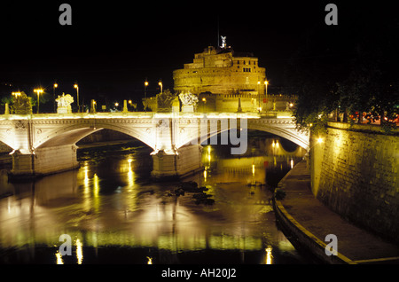 Le Castel Sant'Angelo Situé le long du Tibre à Rome Banque D'Images