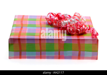 Wrapped present avec noeud rose se découpant sur fond blanc Banque D'Images