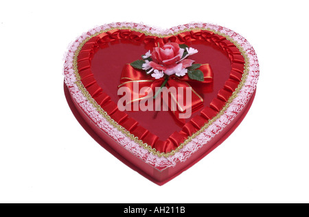 Fort de la Saint-Valentin bonbons dans heart-shaped box se découpant sur fond blanc Banque D'Images