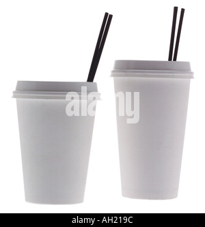 Les deux tasses avec paille se découpant sur fond blanc Banque D'Images