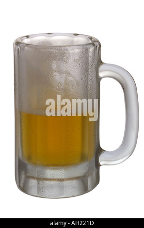 A moitié plein bière se découpant sur fond blanc Banque D'Images