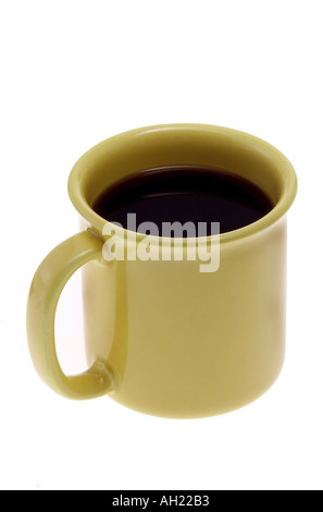Une grande tasse de café jaune se découpant sur fond blanc Banque D'Images