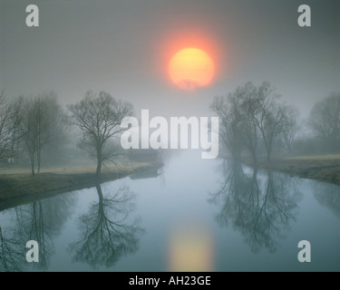 DE - La Bavière : Coucher du soleil sur la rivière Loisach pénétrant dans le lac Kochel Banque D'Images