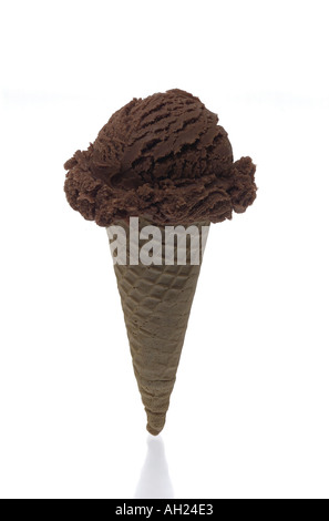 Cornet de crème glacée au chocolat se découpant sur fond blanc Banque D'Images