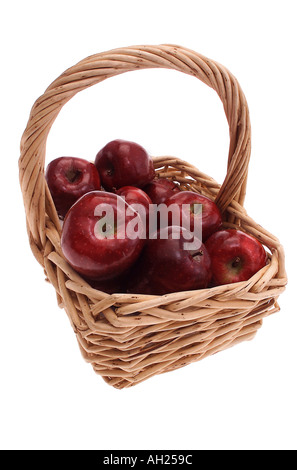 Panier de pommes se découpant sur fond blanc Banque D'Images