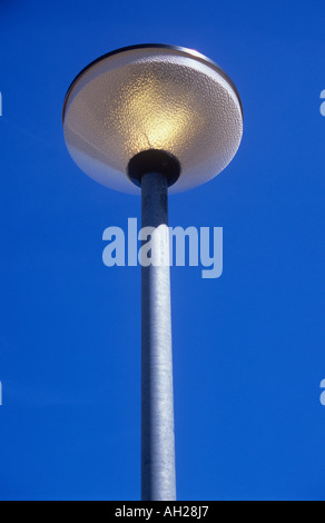 Lampe de rue avec verre dépoli ou couvercle en plastique et aluminium brillant contre un ciel bleu profond Banque D'Images