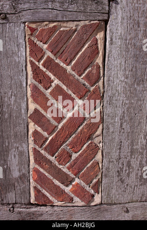 Briques à chevrons utilisées comme infill dans les bâtiments traditionnels à ossature de bois à Weald et Downland Open Air Museum, Singleton, West Sussex Banque D'Images