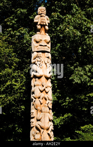 Totem Crest Beaver (1987) par Norman Tait, dans le parc Stanley de Vancouver, Colombie-Britannique, Canada Banque D'Images