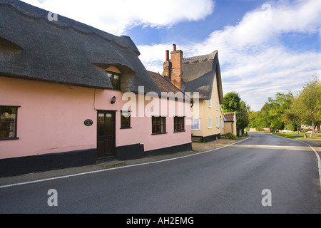 Toit de chaume cottages en Wattisfield village street UK Suffolk Banque D'Images