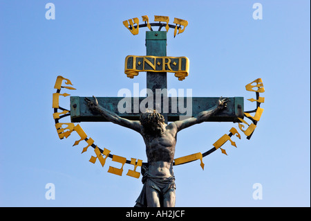Crucifix sur le Pont Charles IV Prague République Tchèque Europe Banque D'Images