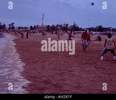 Les gens jouent au football sur la plage Essaouira Maroc Banque D'Images