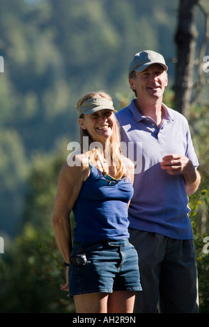 Couple de retraités en bonne santé à la fin de la cinquantaine debout dans le soleil souriant et heureux à la Banque D'Images