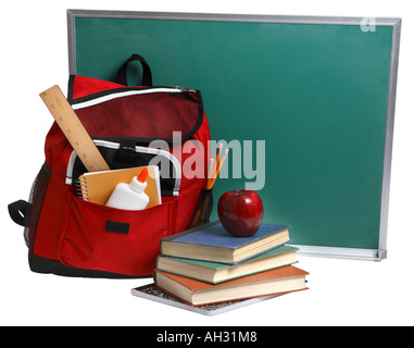 Articles Retour à l'école ; Tableau, sac à dos avec des fournitures scolaires, des livres et d'Apple. Banque D'Images