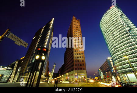 Berlin. Potsdamer Platz par nuit. Skyskrapers. Les bâtiments élevés. Inscrivez-vous sur la Potsdamer Platz. Banque D'Images