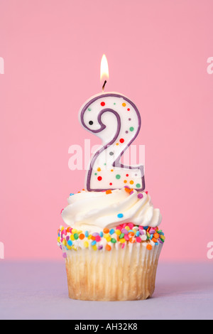 Avec Cupcake Bougie Numéro Deux Banque D'Images