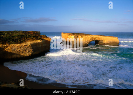 Deux roches dans ocean shore en Australie, vue aérienne Banque D'Images