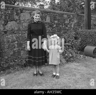 OLD VINTAGE PHOTO DE FAMILLE SNAP SHOT (PORTRAIT DE MÈRE TENANT LA MAIN DE JEUNE FILLE Banque D'Images