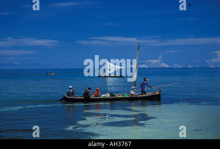 Un voilier traditionnel au large de l'îles San Blas de Panama dans les Caraïbes Banque D'Images