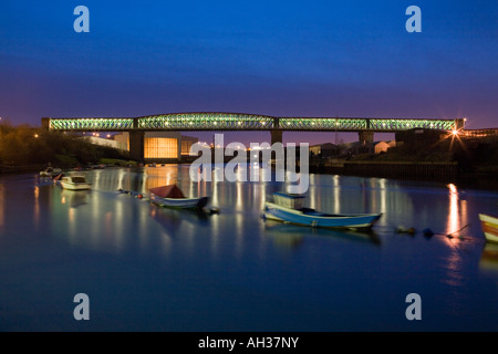 La pêche et les bateaux de plaisance sont amarrés sur la rivière Wear, Sunderland, Tyne & Wear, en face de la Reine Alexandra Bridge Banque D'Images