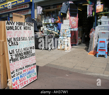 High street - magasin de vente d'accessoires mobiles et regarder Banque D'Images