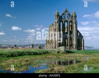 Façade de l'Est des ruines de l'abbaye de Whitby, Whitby, North Yorkshire, England, UK Banque D'Images