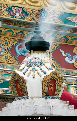 Brûleur d'encens tibétain au Golden Bouddha Maitreya. Bouddha Amida park. Stupa de Swayambhu, Katmandou, Népal Banque D'Images