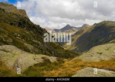 Vue des montagnes, près du Lac d'Artouste dans le Parc National des Pyrénées au sud ouest de la France l'Europe Banque D'Images