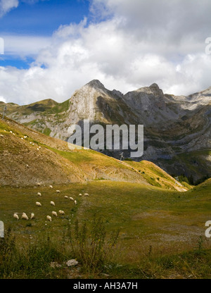 Vue des montagnes, près du Lac d'Artouste dans le Parc National des Pyrénées au sud ouest de la France l'Europe Banque D'Images