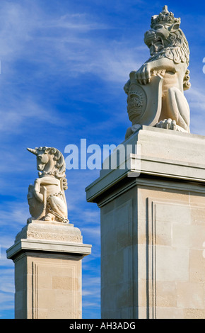 Lion et licorne statues sur Portsmouth Naval Memorial Southsea Hampshire England UK construit par Commonwealth War Graves Commission Banque D'Images