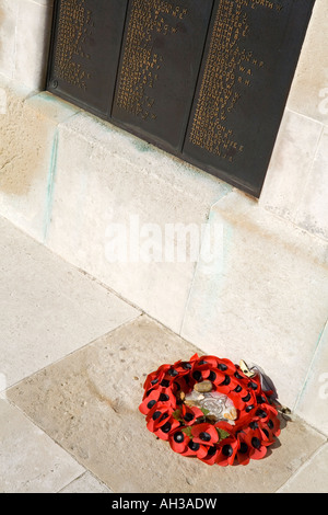 Couronne de pavot et les noms des morts de la guerre sur Portsmouth Naval Memorial Southsea Hampshire England UK Banque D'Images