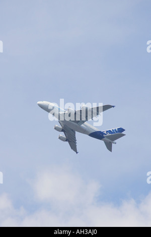 Un Airbus A380 à la ligne au-dessus des nuages Banque D'Images