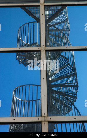 Reflet d'urgence à l'extérieur de l'escalier en spirale pearl perlan réservoir d'eau chaude installation Reykjavik Islande eu Europe Banque D'Images