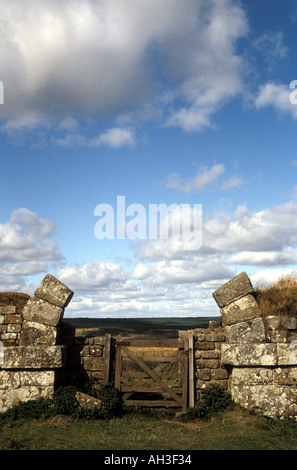 Porte nord de Milecastle 37 Mur d'Hadrien près de Fort de Housesteads avec ciel bleu et nuages derrière Banque D'Images