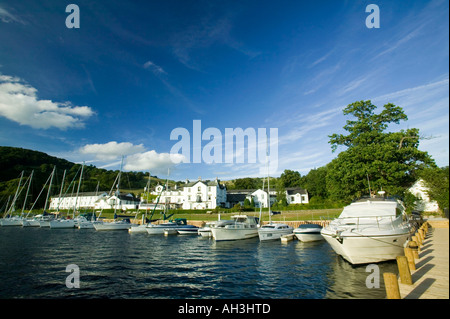 Un port de plaisance sur les rives du lac Windermere au Low Wood Hotel, Ambleside, Lake district, UK Banque D'Images