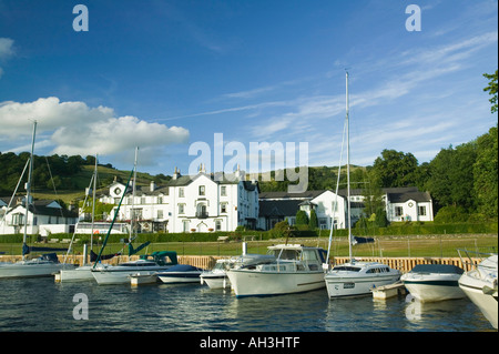 Un port de plaisance sur les rives du lac Windermere au Low Wood Hotel, Ambleside, Lake district, UK Banque D'Images