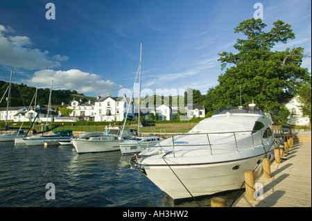 Un port de plaisance sur les rives du lac Windermere au Low Wood Hotel, Ambleside, Lake district, UK Banque D'Images