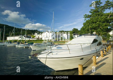 Un port de plaisance sur les rives du lac Windermere au Low Wood Hotel, Ambleside, Lake district, UK Banque D'Images