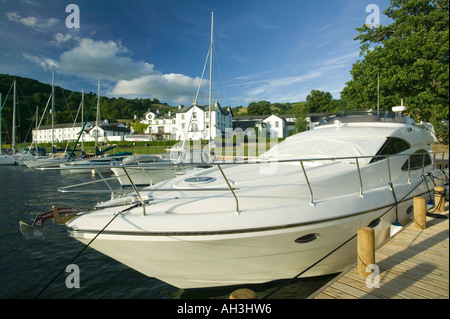 Un port de plaisance sur les rives du lac Windermere au Low Wood Hotel, Ambleside, Lake district, UK Banque D'Images