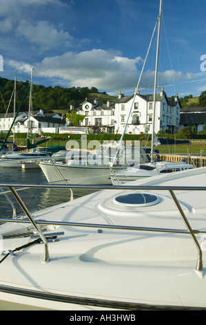 Un port de plaisance sur les rives du lac Windermere au Low Wood Hotel, Ambleside, Lake district, UK Banque D'Images