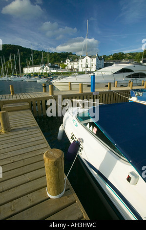 Un port de plaisance sur les rives du lac Windermere au Low Wood Hotel, Ambleside, Lake district, UK Banque D'Images