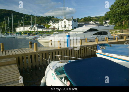 Un port de plaisance sur les rives du lac Windermere au Low Wood Hotel, Ambleside, Lake district, UK Banque D'Images