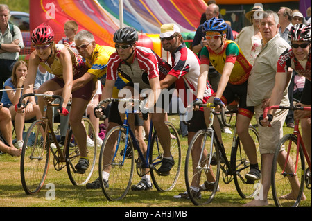 Les cyclistes aux sports d'Ambleside, Lake District, UK Banque D'Images