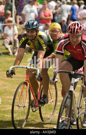 Les cyclistes s'aligner au départ d'une course à Ambleside Sports, Lake district, UK Banque D'Images