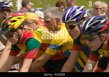 Les cyclistes s'aligner au départ d'une course à Ambleside Sports, Lake district, UK Banque D'Images