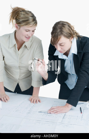 Close-up of two architects dessin blueprints Banque D'Images